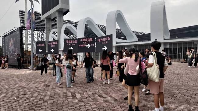 BLACKPINK高雄開唱  粉絲聚集場外準備聽「漏音」 | 華視新聞
