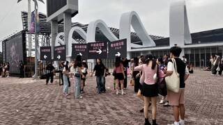 BLACKPINK高雄開唱  粉絲聚集場外準備聽「漏音」