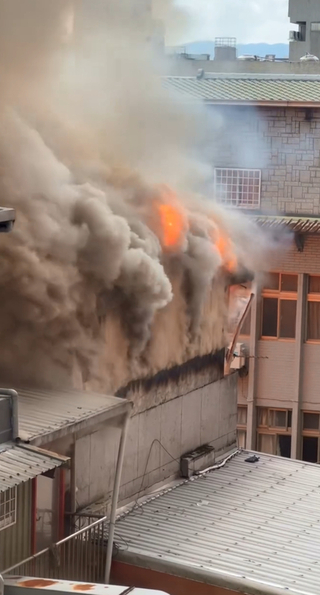 宜蘭羅東長春路民宅大火　濃煙直竄天際