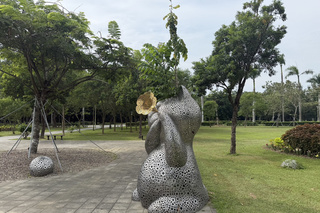 台南水道博物館裝置藝術長出小樹  意外成共生奇景