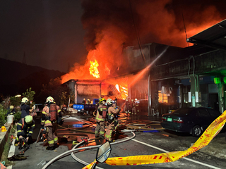 新北新莊工廠竄火冒濃煙　警消籲鄰近民眾關門窗