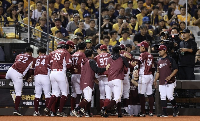 中職總冠軍賽兄弟打線熄火  桃猿投打發揮2連勝 | 華視新聞