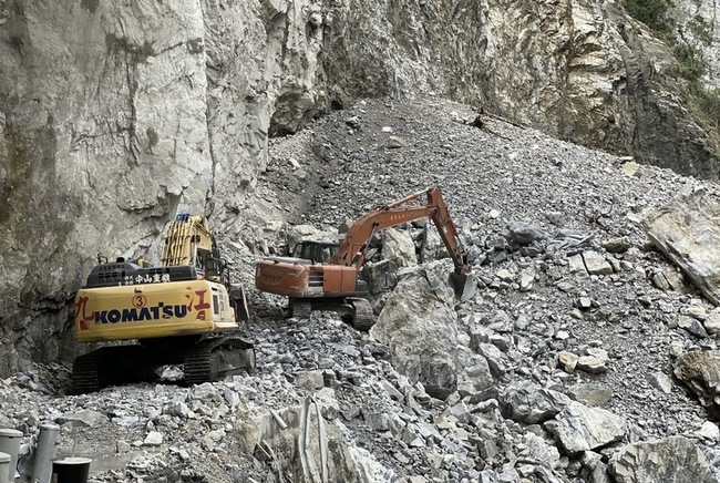 燕子口堰塞湖壩頂降挖屢遇險  維持紅色警戒 | 華視新聞