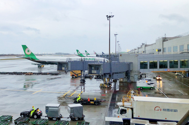 天氣影響班機轉降高雄　機場公司提醒確認班機動態 | 華視新聞