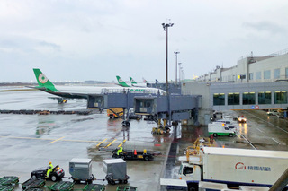 天氣影響班機轉降高雄　機場公司提醒確認班機動態