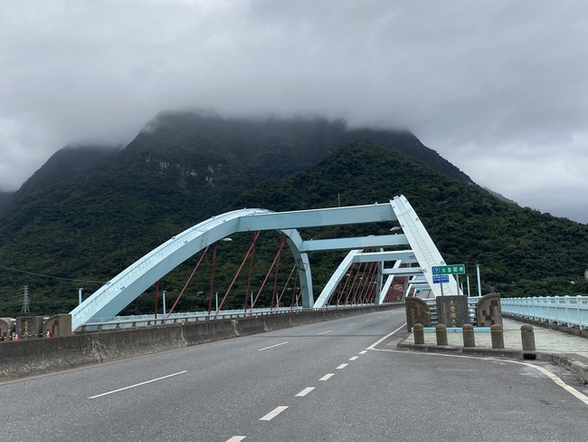 立霧溪水位持續上漲恐封太魯閣大橋  鐵公路備戰 | 華視新聞