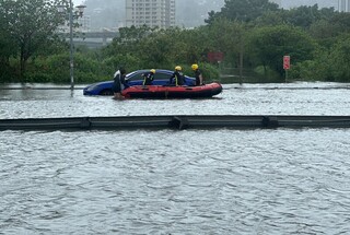 新北大雨　二重疏洪道積水1車受困2人獲救