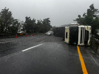 新北瑞芳台62線砂石車側翻　下午2時恢復通行