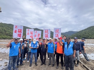 楓港溪河床種西瓜私填土開路  屏縣府擬開罰