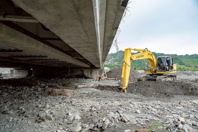 太平溪淤積土石逼近太平橋面　台東縣府展開疏濬 | 華視新聞