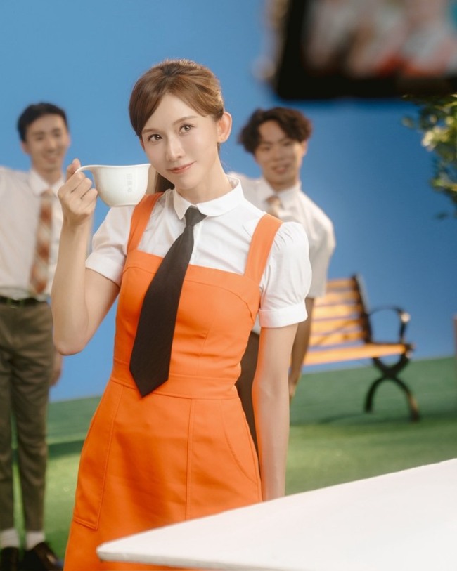 林志玲拍廣告穿青春校服熱舞　兒子跟著嗨 | 華視新聞