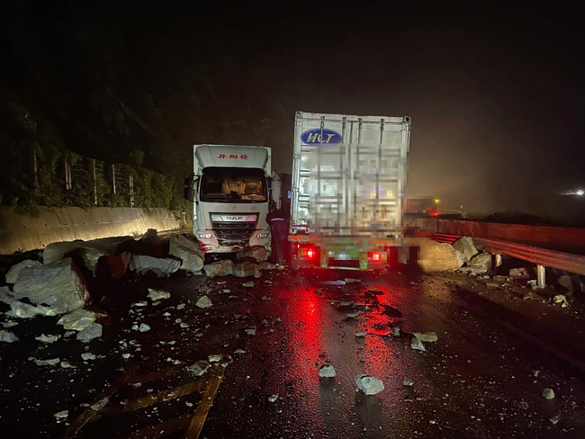 新北瑞芳台2線大雨釀災　2貨車連撞落石幸無人傷 | 華視新聞