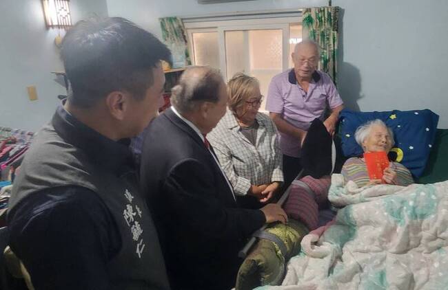致贈重陽敬老禮金　澎湖府會首長聯袂訪人瑞 | 華視新聞