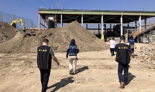 涉高雄美濃、大樹區廢棄物案　5間土資場遭搜索