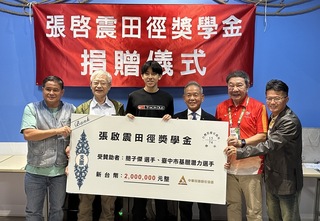 張啟震田徑獎學金捐200萬　長跑新星簡子傑受惠