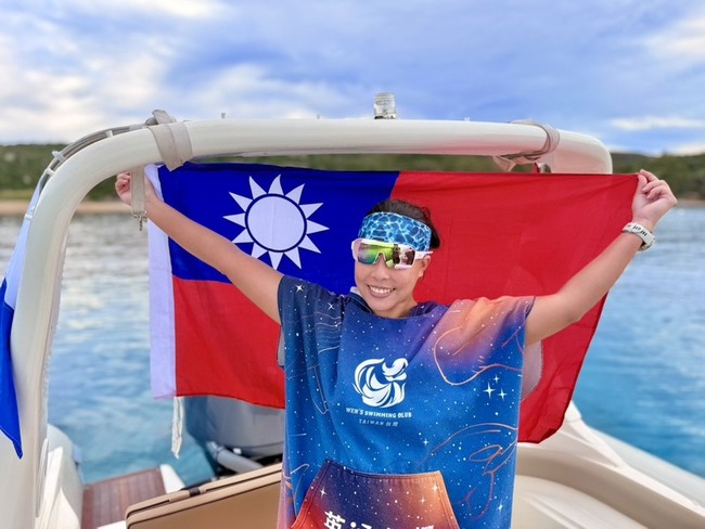 許汶而摯友驟逝邊哭邊游　泳渡15公里博尼法喬海峽 | 華視新聞