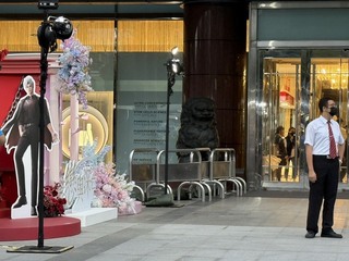 台中新光三越玻璃破洞　業者：疑強風刮起異物擊中