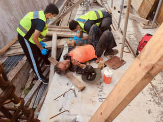 蘭嶼強風吹倒工人　鋼筋由背部刺入、胸口穿出