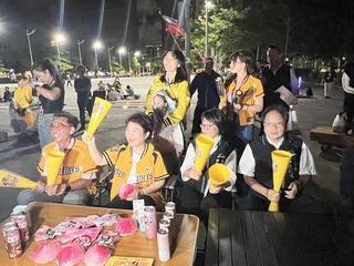 中職總冠軍賽第3戰  盧秀燕看直播為中信兄弟加油