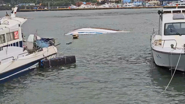 基隆碧砂漁港長浪越堤　3船沉沒1艘半沉 | 華視新聞