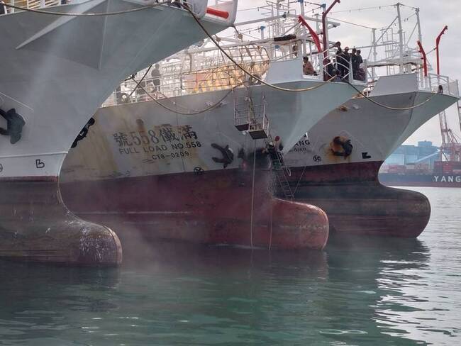 高雄小港漁港船舶火警冒濃煙　消防助排煙灌救 | 華視新聞