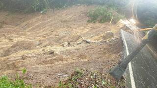 新北大雨汐止老爺山莊土石坍方　康寧街邊坡滑落