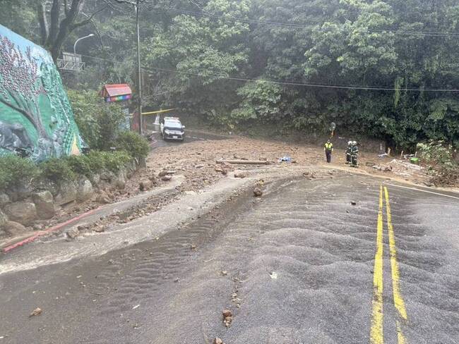 北市陽明山菁山路土石滑落　寶藏巖擋土牆崩落 | 華視新聞