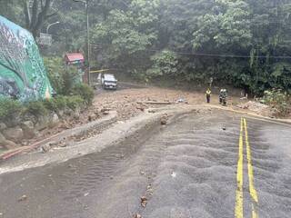 北市陽明山菁山路土石滑落　寶藏巖擋土牆崩落