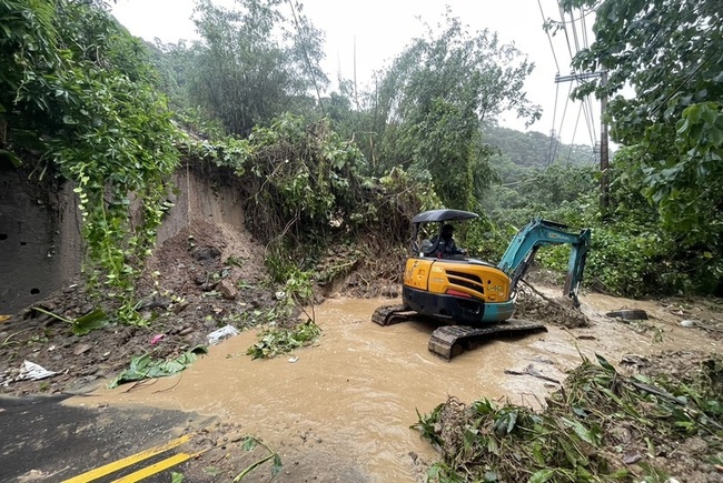 新北淡水坪頂路邊坡土石滑落封閉　新北：搶修中 | 華視新聞