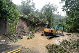 新北淡水坪頂路邊坡土石滑落封閉　新北：搶修中