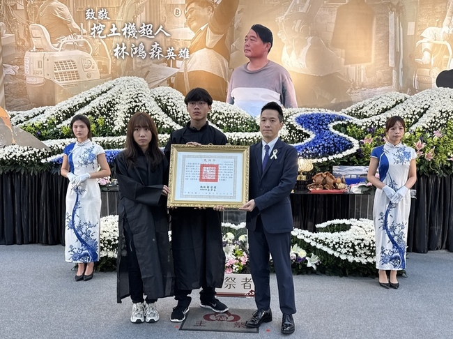 桃園挖土機老闆花蓮救災離世　獲頒總統褒揚令 | 華視新聞