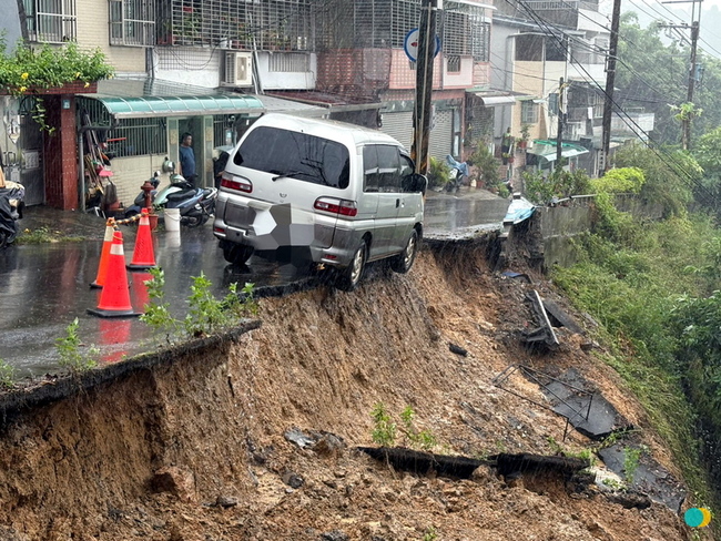 大雨導致新北三峽土石滑落  撤離3人、23日打樁固定 | 華視新聞
