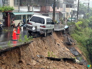 大雨導致新北三峽土石滑落  撤離3人、23日打樁固定