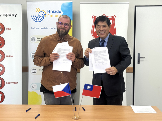 台灣捐助捷克救世軍團  助烏克蘭青少年重建生活 | 華視新聞