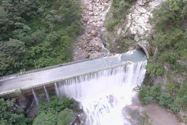 立霧溪燕子口堰塞湖水位穩定　廠商進場挖導流水道 | 華視新聞