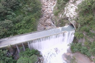 立霧溪燕子口堰塞湖水位穩定　廠商進場挖導流水道