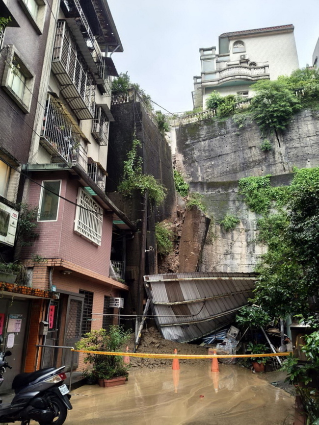 新北新店擋土牆土石滑落1屋損毀　連夜撤離91人 | 華視新聞