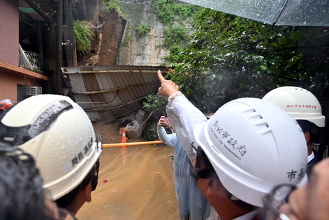 技師連夜監測奏效　新北新店擋土牆坍塌40戶全撤