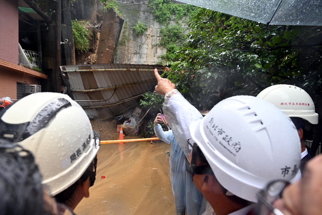 技師連夜監測奏效　新北新店擋土牆坍塌40戶全撤 | 華視新聞