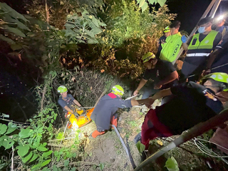 南投男墜崖30公尺  搜救員克服險峻地勢助脫困送醫