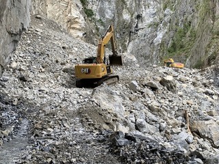 燕子口堰塞湖減災工程  施工便道推進到壩頂