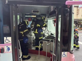 北市文山區電動公車突冒煙　駕駛乘客協力滅火