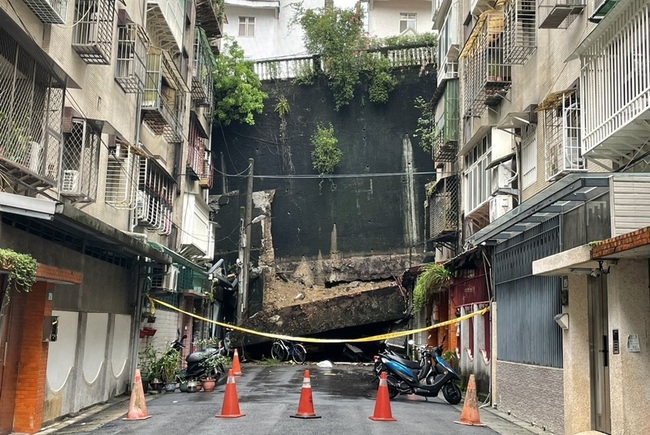 新店錦秀、碧瑤社區擋土牆坍塌  新北：狀態穩定 | 華視新聞