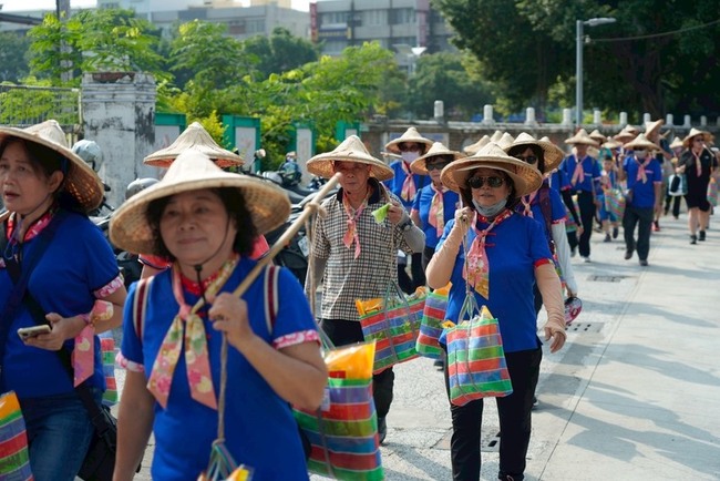 高雄近千人挑竹擔喊口號　再現客家義民護糧護鄉 | 華視新聞