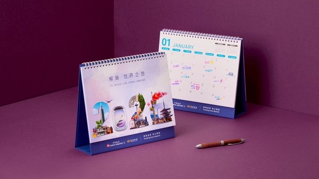 華航2026年桌曆亮相　拼貼手法設計AI人物化身要角 | 華視新聞