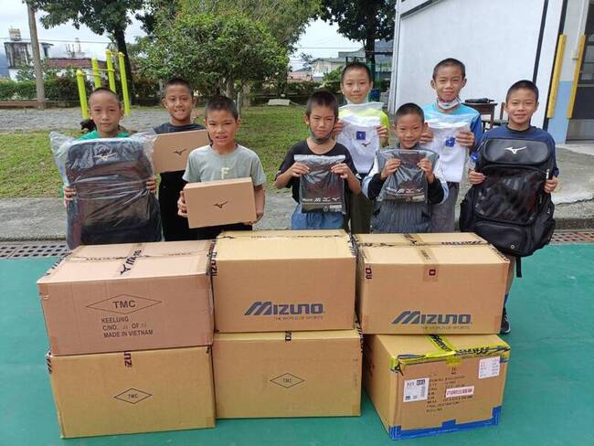 運動部媒合運動品牌　捐135萬元裝備給光復鄉3校 | 華視新聞