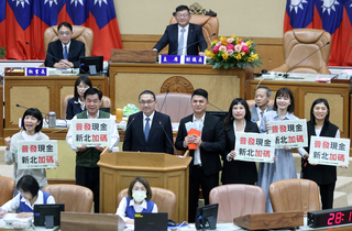 綠籲普發4.6萬　侯友宜：債都還沒還完要如何發