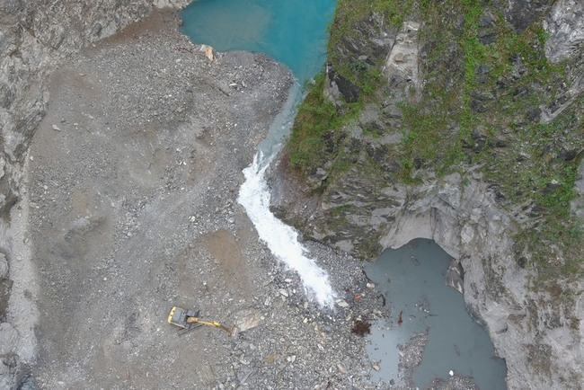 燕子口堰塞湖續降挖　大型挖土機進場增加通洪斷面 | 華視新聞