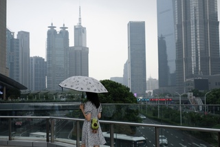 內捲嚴重、35歲危機  中國青年逐夢10年回歸考公