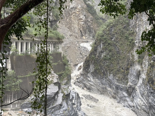 立霧溪上游持續降雨堰塞湖恐潰決　林保署緊急通報 | 華視新聞
